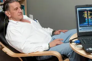 Patient receiving neurofeedback 